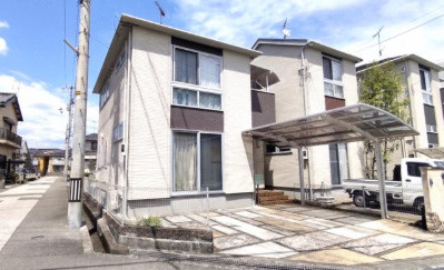【潮江小学校まで徒歩2分】高知市塩屋崎町2丁目　中古一戸建ての外観|カースペース2台完備！白を基調とした爽やかな外観デザイン♪