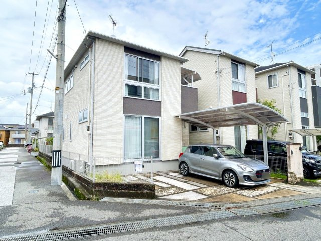「潮江小学校まで歩いて2分」高知市塩屋崎町2丁目　中古一戸建ての外観|カースペース2台完備！白を基調とした爽やかな外観デザイン♪