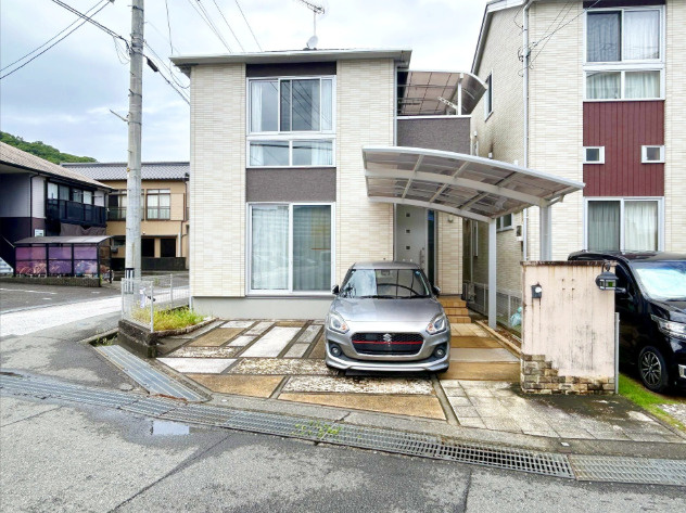 「潮江小学校まで歩いて2分」高知市塩屋崎町2丁目　中古一戸建ての駐車場|スタイリッシュな2階建。スッキリとした全面道路に見通しのよい角地。