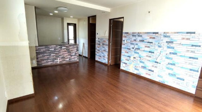 【潮江小学校まで徒歩2分】高知市塩屋崎町2丁目　中古一戸建ての居間・リビング|アクセントクロスでお洒落な空間を演出、広々としたLDK。