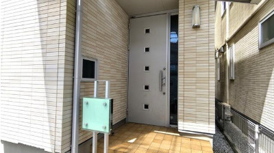 【潮江小学校まで徒歩2分】高知市塩屋崎町2丁目　中古一戸建ての玄関|プライバシーに配慮した設計、モダンなデザインの玄関ドア。
