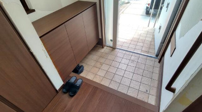 【潮江小学校まで徒歩2分】高知市塩屋崎町2丁目　中古一戸建ての玄関|木の温もり感じる明るい玄関。