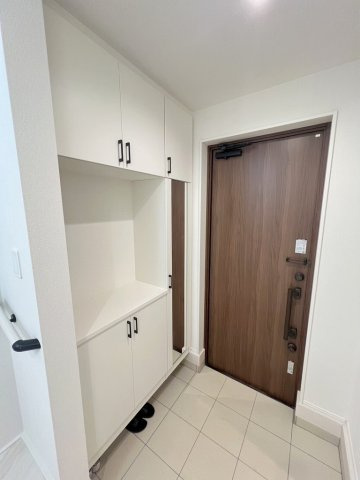 三郷市高州2丁目　新築戸建　全1棟の玄関|同施工会社の参考写真になります。