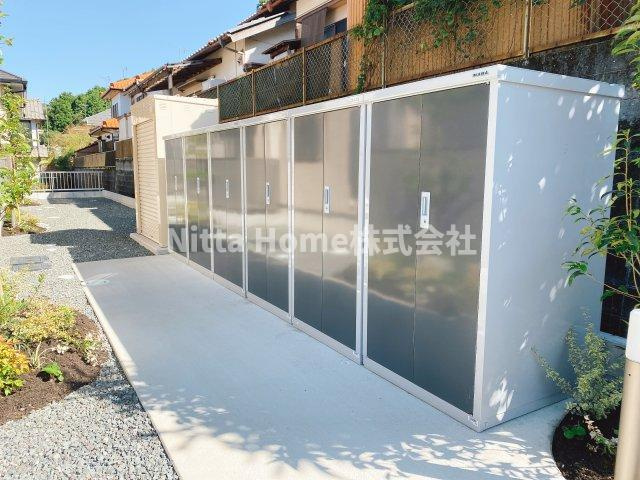 舞鶴市八反田南町のアパートのエントランス|外部トランクは無料で使用OK★