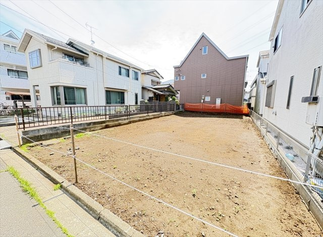 【外観】 | 富士見市東みずほ台2丁目　新築一戸建住宅　全1棟　(志木本店) | 販売現地／2026年5月2日撮影　
シューズボックスとは別にベビーカーやアウトドア用品の保管にも便利なシューズクローク付き。