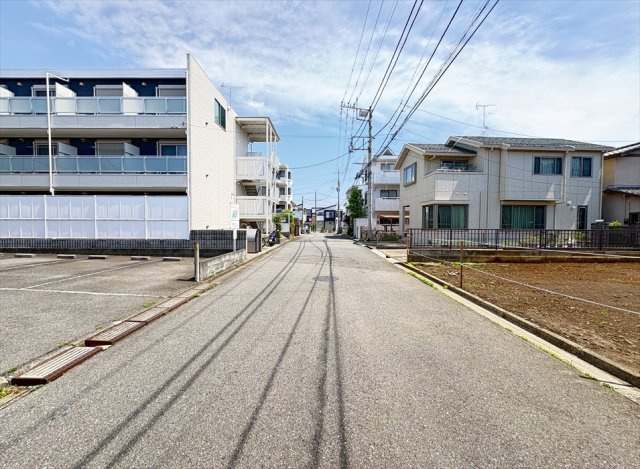 【前面道路含む現地写真】 | 富士見市東みずほ台2丁目　新築一戸建住宅　全1棟　(志木本店) | 前面道路の様子　
6ｍ道路に面しているので車の出し入れもスムーズに行えます。