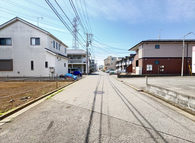 【前面道路含む現地写真】 | 富士見市東みずほ台2丁目　新築一戸建住宅　全1棟　(志木本店) | 前面道路の様子　
車の通りが少ない閑静な住宅地なので、静かな暮らしを好む方にもオススメです。