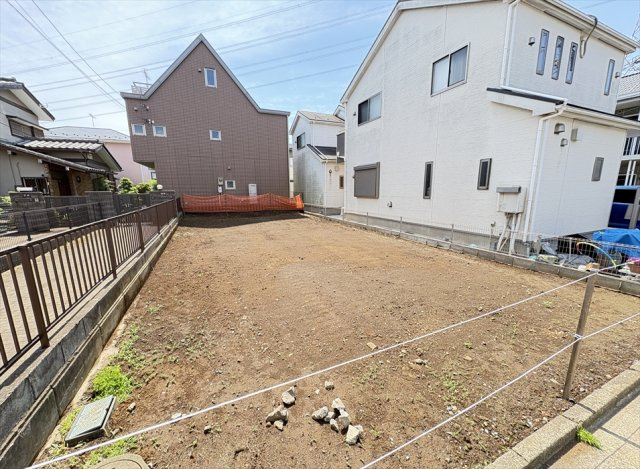 【外観】 | 富士見市東みずほ台2丁目　新築一戸建住宅　全1棟　(志木本店) | 販売現地／2026年5月2日撮影　
徒歩圏内に商業施設が充実しているので日々のお買い物に便利。