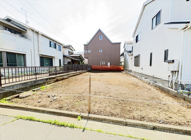 【外観】 | 富士見市東みずほ台2丁目　新築一戸建住宅　全1棟　(志木本店) | 販売現地／2026年5月2日撮影　
北東側は隣地通路になっているので開放感良好です。