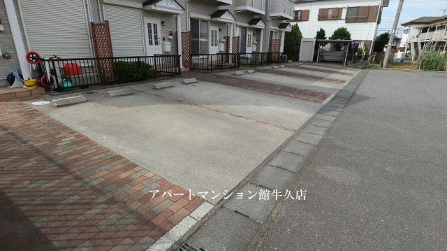 コンフォールサースＡの駐車場