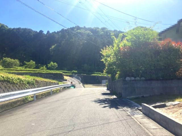 高島市城山台2丁目90坪売地の前面道路含む現地写真