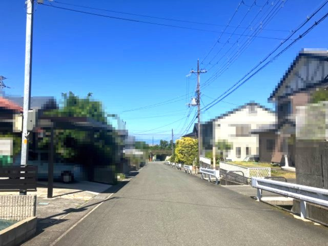高島市城山台2丁目90坪売地の前面道路含む現地写真