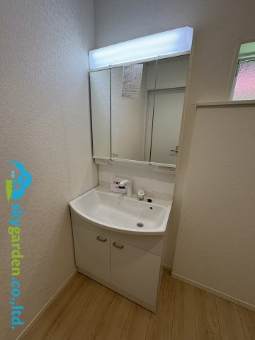 藤沢市城南第６（Ⅰ期）　新築戸建　全7棟３号棟の独立洗面台|三面鏡付き洗面化粧台