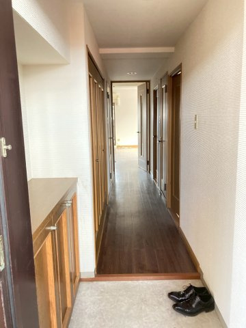 ☆選べる家具プレゼント☆ダイアパレス久万ノ台の玄関|おうちに帰るのが楽しみになる、明るく清潔感のある玄関。収納もしっかり備わり、靴や小物をすっきり片付けられます。お客様を最初にお迎えする場所として、季節の花を飾って彩る楽しみも広がります。