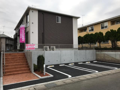 【駐車場】 | アメニティーハウス | 外観写真（昼）