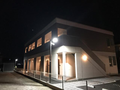 【エントランス】 | ビープランリエ | 外観写真（夜）