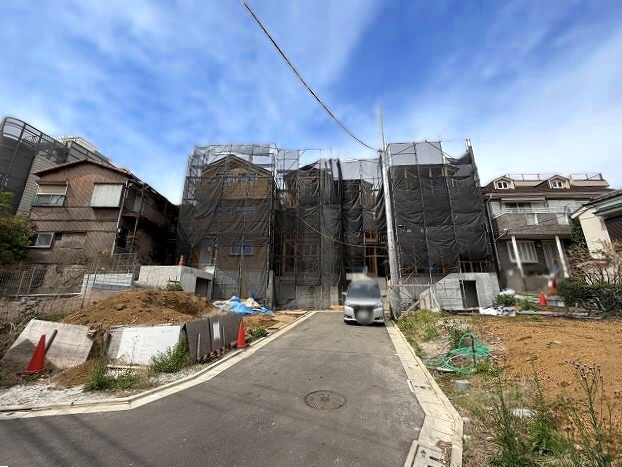 【前面道路含む現地写真】 | 板橋区中台1丁目　新築分譲住宅　全3棟（成増店） | 車道から見えにくい位置にあり、周囲からのプライバシーも守られやすい環境fです。