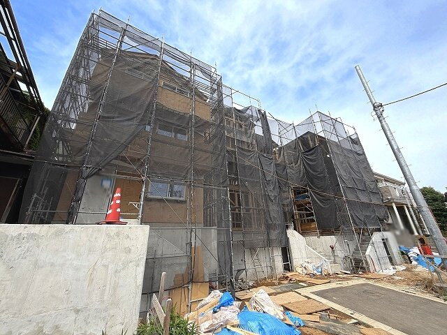 【外観】 | 板橋区中台1丁目　新築分譲住宅　全3棟（成増店） | 幼稚園・保育園が徒歩約10分圏内で毎日の送り迎えも負担なく行えます。
また、小学校・中学校も徒歩約10分圏内と近く、お子様の通学負担が軽減されます。