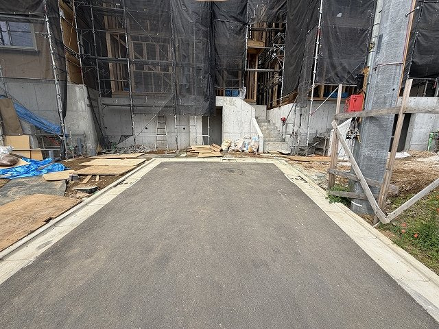 【外観】 | 板橋区中台1丁目　新築分譲住宅　全3棟（成増店） | 舗装された前面道路に面しており、足元が安定した快適なアプローチを実現。
雨天時も泥はねやぬかるみの心配が少なく、日々の外出をスムーズにサポートします。