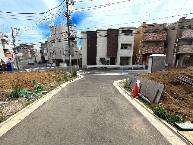 【周辺】 | 板橋区中台1丁目　新築分譲住宅　全3棟（成増店） | 前面道路に接する車道に信号があることで、出入りのタイミングも取りやすく、お車での発進や合流がスムーズに行えるほか、横断時の安全性にも配慮された安心感のある立地です。