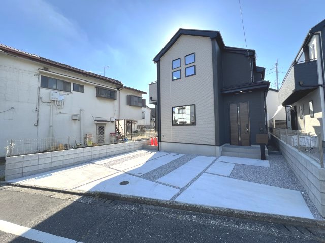 あきる野市草花　新築戸建全4棟の外観|ゆとりあるカースペースを確保！お車の出し入れもしやすく、毎日のカーライフを快適にサポートします♪