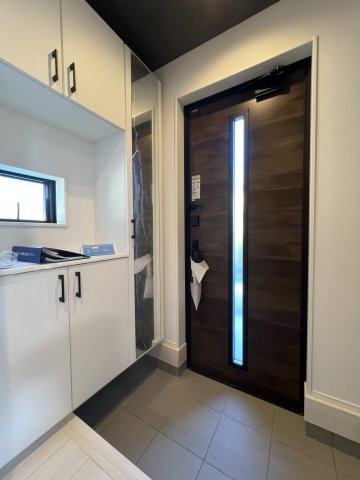 あきる野市草花　新築戸建全4棟の玄関|窓付きで明るい玄関スペース！豊富な収納を備え、玄関まわりをすっきりと整理できます。