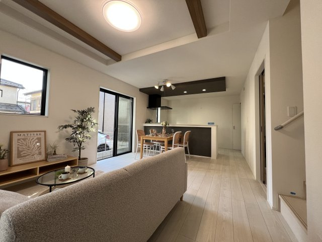 あきる野市草花　新築戸建全4棟の居間・リビング|どんなインテリアもOK！シンプルな造り、お好きなインテリアも選びたいですね。