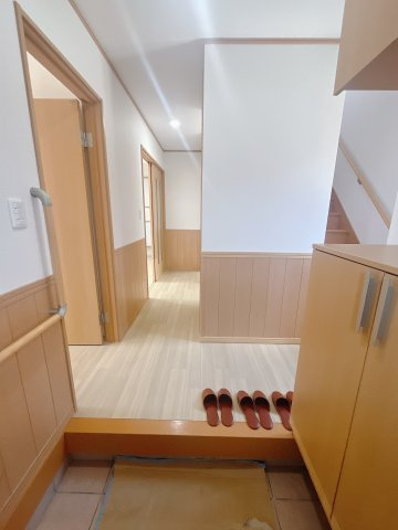 【中古戸建】伊勢崎市長沼町の玄関|■玄関｜毎日の「いってらっしゃい」や「お帰りなさい」を大切なご家族と過ごす玄関は〈使いやすさ〉を追求しております。玄関横の物入は急な来客時でもさっとお片付けできるスペースを確保しています。