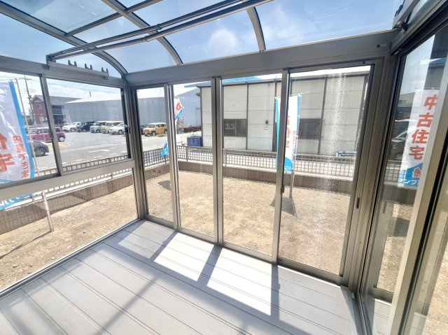 【中古戸建】伊勢崎市長沼町のバルコニー|■サンルーム｜サンルーム付きのオウチです♪2階にはバルコニーもあるので、お洗濯も安心です♪