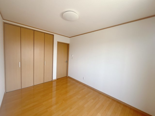 【中古戸建】伊勢崎市長沼町の洋室|■2階洋室｜お子様の一人部屋にピッタリな洋室。木のぬくもりを感じるフローリングは、天然木の味わいが時とともに深みを増していきます。また、傷にも強く、フリーワックスでお手入れもラクラクです♪