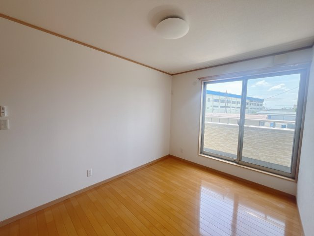 【中古戸建】伊勢崎市長沼町の洋室|■2階洋室｜2階洋室には大きな窓をご用意しています。日中はあたたかな日差し差し込み自分時間も充実できますね＾＾