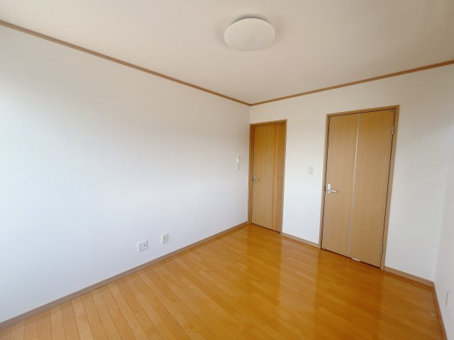 【中古戸建】伊勢崎市長沼町の洋室|■2階洋室｜ナチュラルカラーの床です。模様替えなどとても楽しく工夫できます♪陽当たり、風通しもとても良いので毎日快適な生活スタートです！子供部屋にも良いですね♪