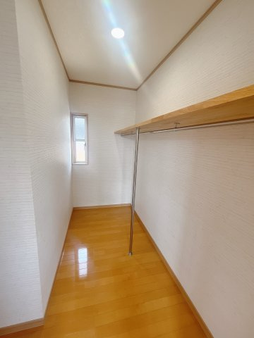 【中古戸建】伊勢崎市長沼町の収納|■WIC｜主寝室には夢のウォークインがございます♪お洋服やバッグだけでなく、増えていくお洋服やご家族での思い出の品もしっかりと収納します( ＾＾ )