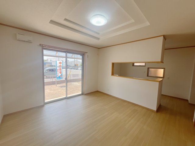 【中古戸建】伊勢崎市長沼町の居間・リビング|■リビング｜時の流れと共に陽射しは装いを変え空間に新たな彩りを与えます。一日中家に居ても飽きることなく過ごすことができる素敵な空間です♪