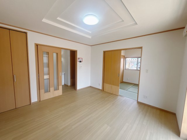【中古戸建】伊勢崎市長沼町の居間・リビング|■リビング｜陽当たり良好のリビングダイニング♪賃貸では叶わなかった、お友達とのホームパーティや大音量で映画やテレビを楽しむことができます(*^^*)