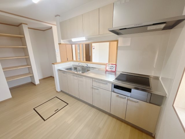 【中古戸建】伊勢崎市長沼町のキッチン|■キッチン｜ワークトップの幅が広く、お子様といっしょにお料理をつくったり、ちょっとしたパーティーも楽しめます。フラットなのでお掃除がしやすいのもポイントです♪