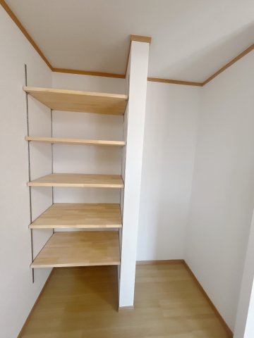 【中古戸建】伊勢崎市長沼町の収納|■パントリー｜キッチン横にはパントリーをご用意しております♪しっかり収納もできますので安心です♪