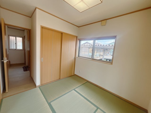 【中古戸建】伊勢崎市長沼町の和室|■1階和室｜意外と場所をとるアイロンがけや、お洗濯物を畳むときにも広々と使うことができ、ちょっと一休みしたいとき、すぐに横になれるのも魅力です♪