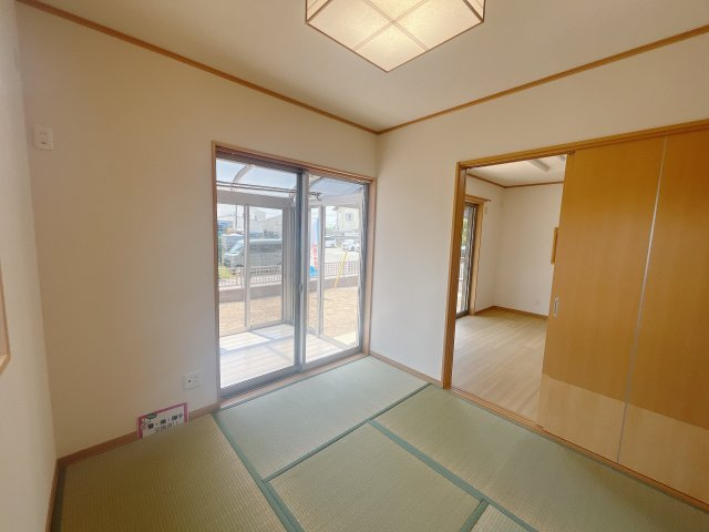 【中古戸建】伊勢崎市長沼町の和室|■1階和室｜「続き間の和室」は子育て世代にこそ適しています。お子様のお昼寝スペースや、洗濯物をたたむのに便利です。客間やリビングの延長としても使えます。