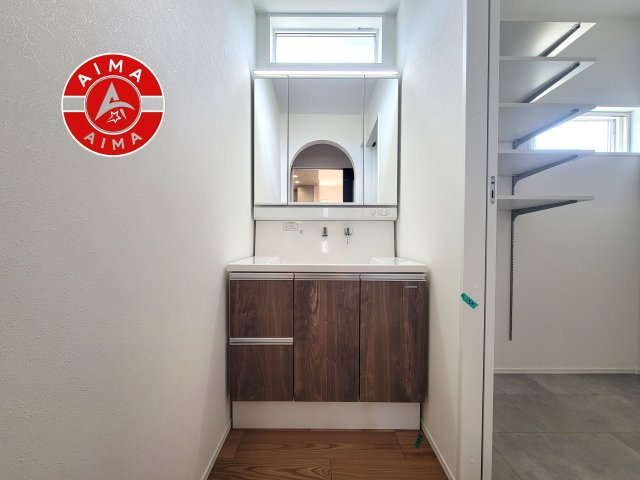 糟屋郡久山町大字山田第1-1棟（1号棟）の内観：施工例|毎日使うものだから清潔な空間を保ちたい水回り。洗面にはそんな願いを解消させてくれる収納アイデアが満載です。三面鏡の裏側にはキャビネットが現れ小物から背の高い物まで収納できます。