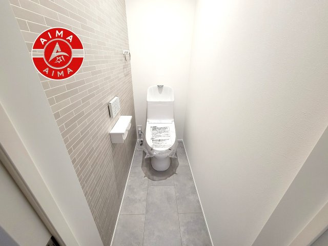 糟屋郡久山町大字山田第1-1棟（1号棟）の内観：施工例|温水洗浄便座を完備しております。2ヶ所にトイレがあるのは朝の慌ただしい時間も安心です。