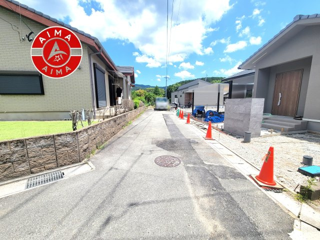 糟屋郡久山町大字山田第1-1棟（1号棟）の前面道路含む現地写真|前面道路は閑静な住宅地をはしる車通りの少ない道路。お車の出し入れが苦手なママや小さなお子様にも安心ですね。しっかり舗装もされているので、ベビーカーや自転車で通っても快適に通行できます。前面道路です。