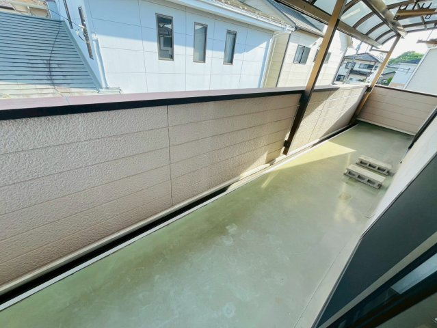 筑西市幸町三丁目 リフォーム物件　のバルコニー|〇バルコニー〇
屋根付きのバルコニーはら急な雨でも安心♪２居室から出入りできるので、お布団を干す際にもとても便利です♪
2026年4月撮影