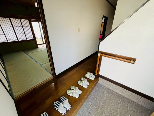 筑西市幸町三丁目 リフォーム物件　の玄関|〇玄関〇
お家の顔にもなる明るい玄関♪手摺り付きで身体をしっかり支えます。
2026年4月撮影
