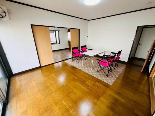 筑西市幸町三丁目 リフォーム物件　の居間・リビング|〇リビング〇
落ち着きのある木目調のリビング。南面に窓がございますので太陽の光を反射し、室内を明るく保つことができます（＾＾）
2026年4月撮影