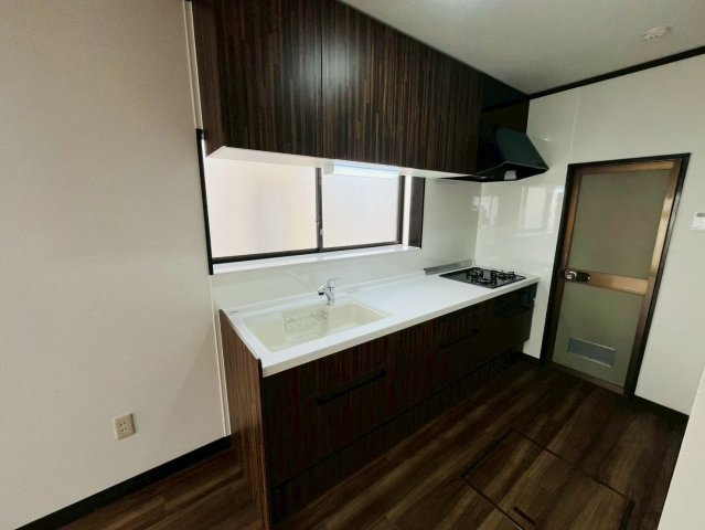 筑西市幸町三丁目 リフォーム物件　のキッチン|〇キッチン〇
リフォーム済みシステムキッチン♪窓付きで手元は明るく（＾＾）勝手口があるので、買い物帰りやゴミ出しの際に便利です！
2026年4月撮影