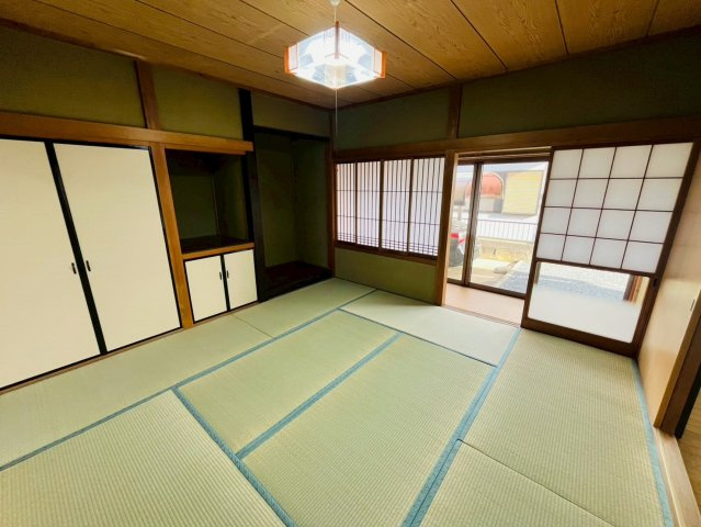 筑西市幸町三丁目 リフォーム物件　の和室|〇和室　8帖〇
床の間付き8帖の広々和室。畳表替、障子・襖張替済みです♪
2026年4月撮影