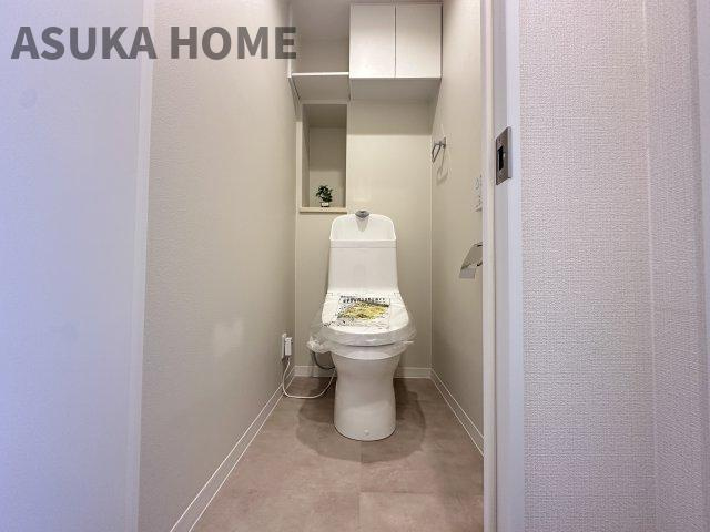 ソルシェ横浜西谷のトイレ|新規交換済！温水洗浄便座のトイレ設備です。トイレ上部にはあると便利な吊戸棚を設置！