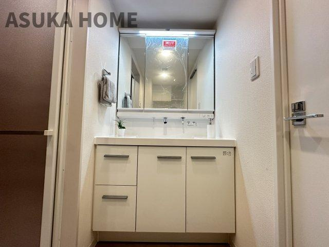 ソルシェ横浜西谷の独立洗面台|使いやすい3面鏡の洗面台です。洗面室内にはあると便利なタオル掛けもあります。