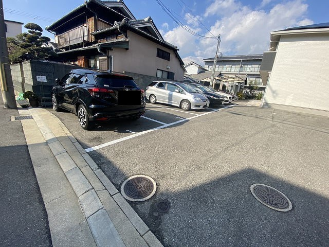 尼崎市水堂町１丁目のアパートの駐車場|駐車場があるので、車を買う予定の方も安心です